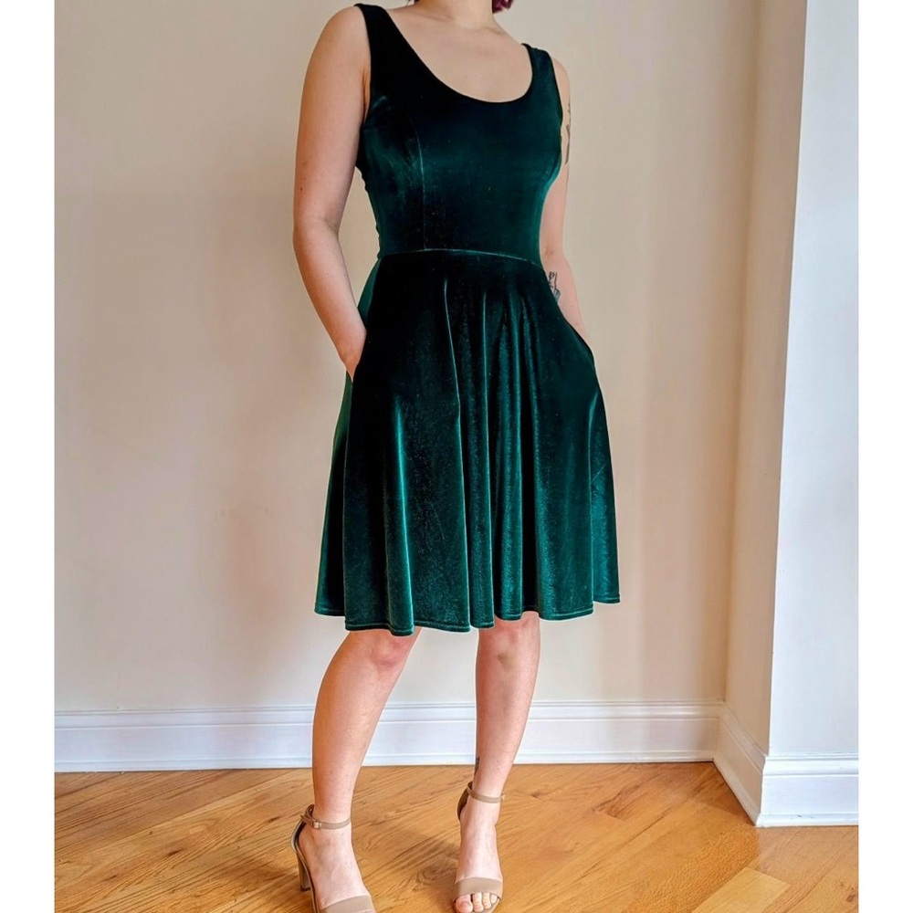 ⛔️ SOLD ⛔️ EUC Fervour Dark Green Velvet Skater Dress